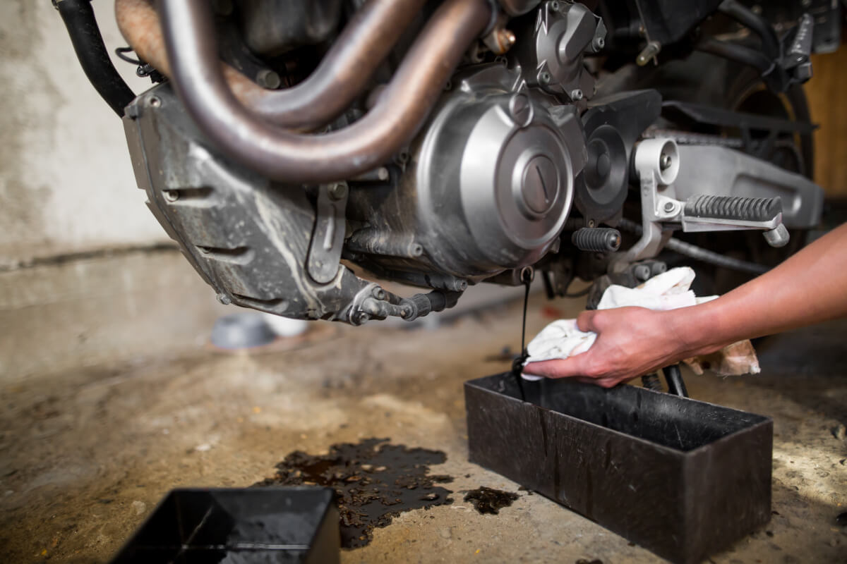 エンジンオイル交換をする人