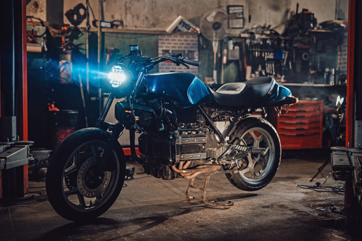 ガレージに置かれている黒いバイク