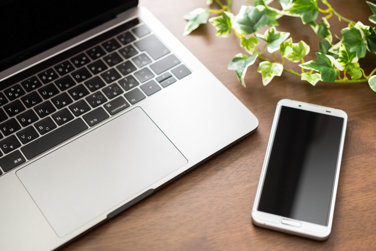 ノートPCとスマホ