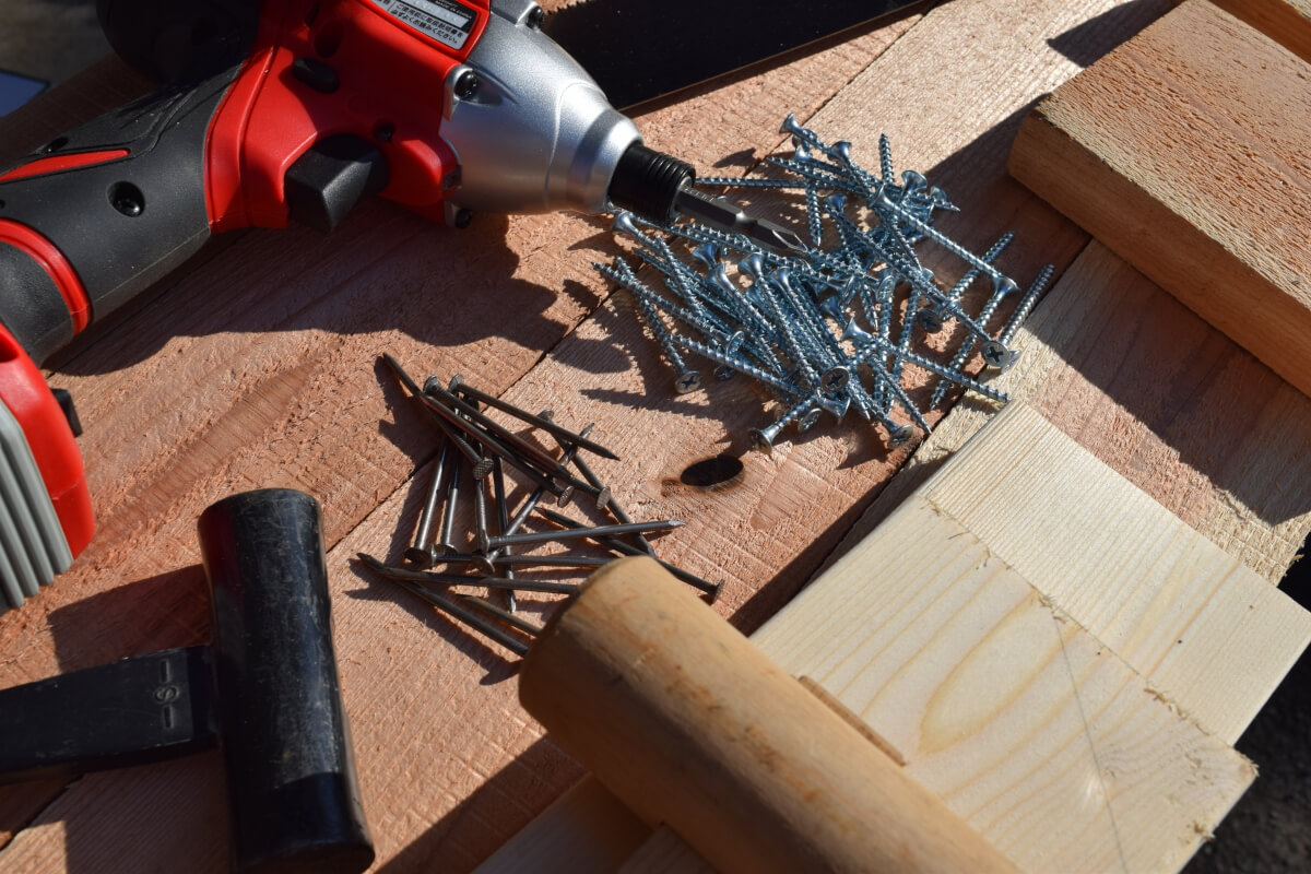 インパクトドライバーと木材と釘